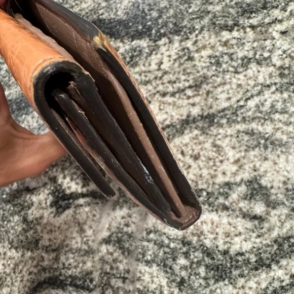 Gucci Tan Embossed Leather Wallet with Gold Heart Clasp with Free COA - Picture 9 of 10